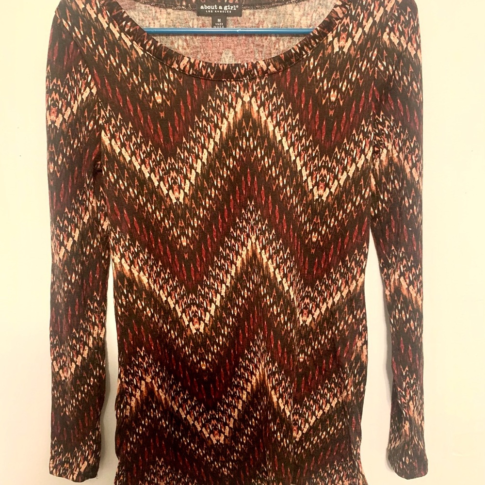 Fitted long-sleeved shirt with a cute tribal pattern in beautiful fall colors